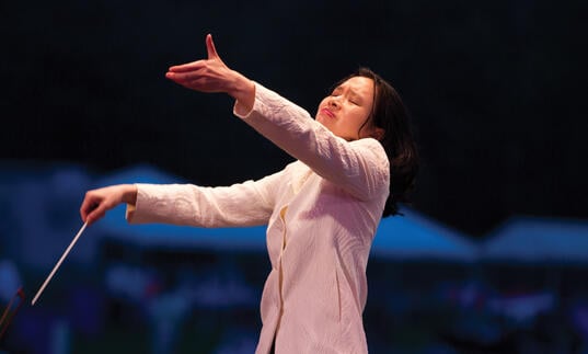 Carolyn Kuan conducting