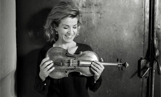 Anne-Sophie Mutter holding a violin