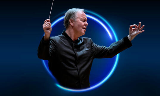 Image of Sakari Oramo surrounded by a blue circle against a blue background