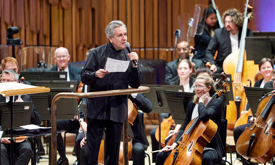 Sir Antonio Pappano talking to the audience in the Barbican concert hall