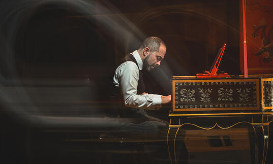 Mahan Esfahani at the harpsichord