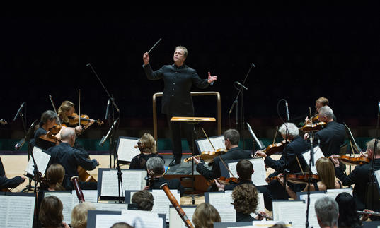 Picture of Sakari Oramo conducting