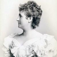 Black and white photo of Teresa Carreño&#039;s profile, taken around 1903