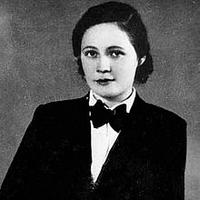 Black and white photo of Czech composer Vítězslava Kaprálová wearing a suit and bow tie, taken in 1935